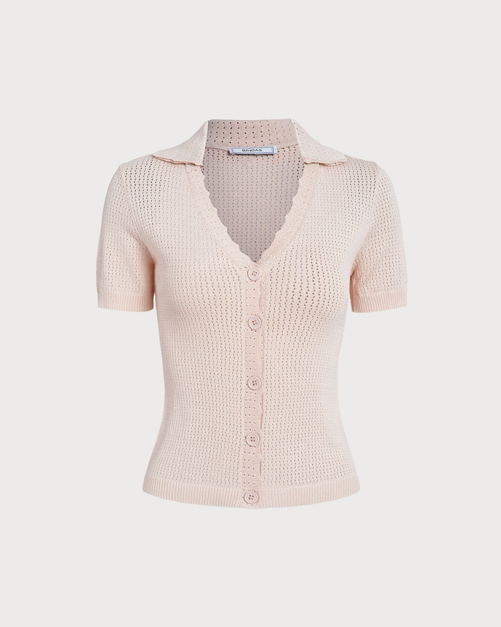 La camiseta de punto con cuello en V y botones en color nude