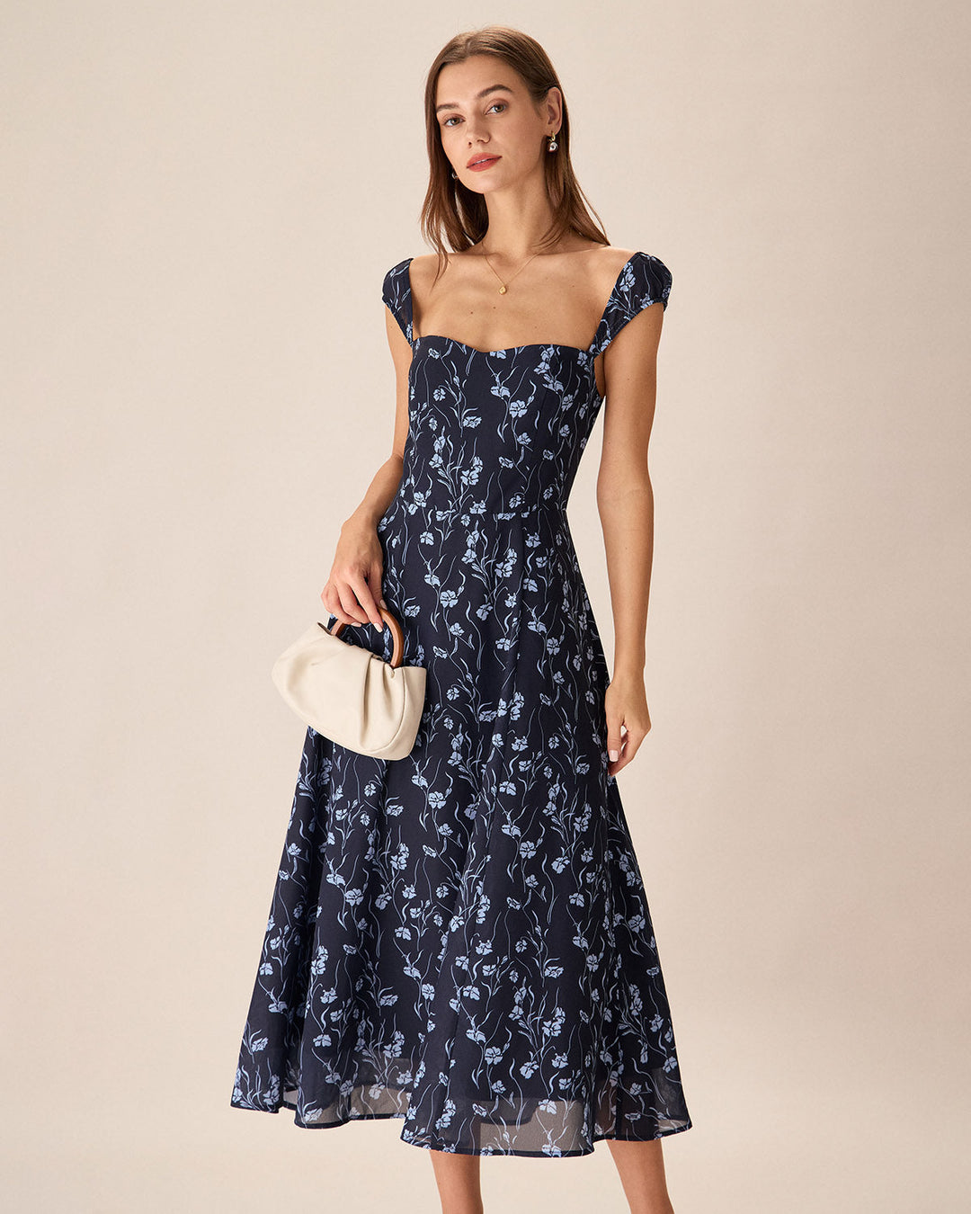 Vestido Midi de Cuello Corazón Floral en Marino