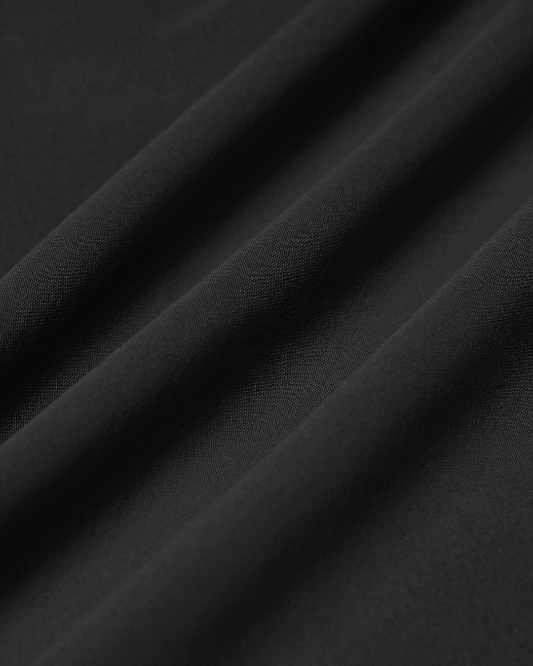 Vestido Midi Deslizante Negro con Cuello Cuadrado y Bolsillos