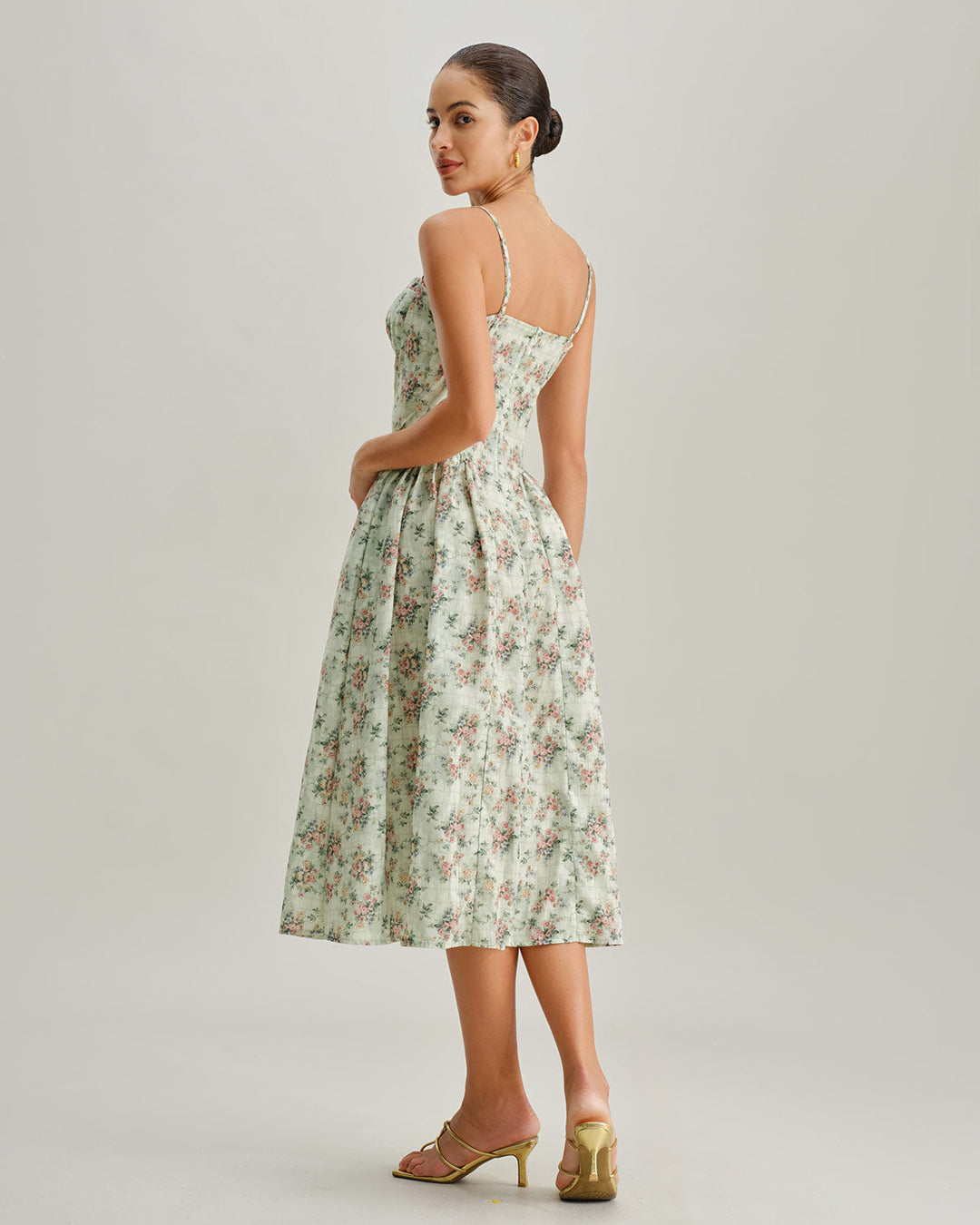 Vestido Midi de Tirantes con Escote Corazón y Pliegues en Verde Floral