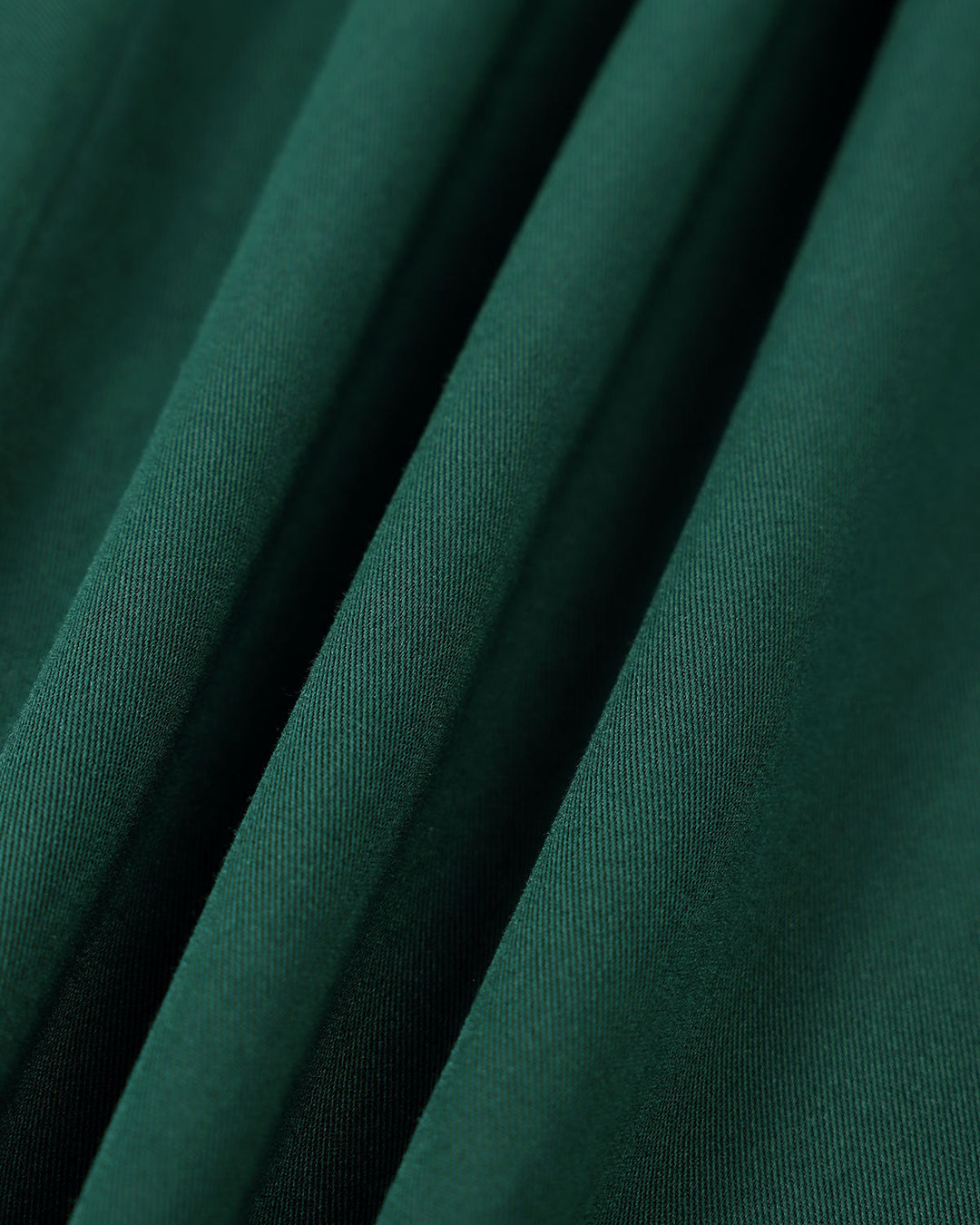 El Vestido Midi Verde con Escote Barco y Corte en la Espalda