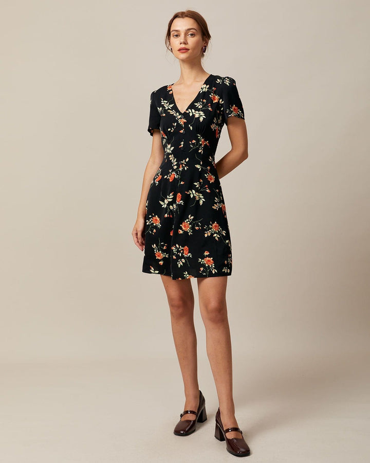 El Vestido Mini Floral Negro con Cuello en V