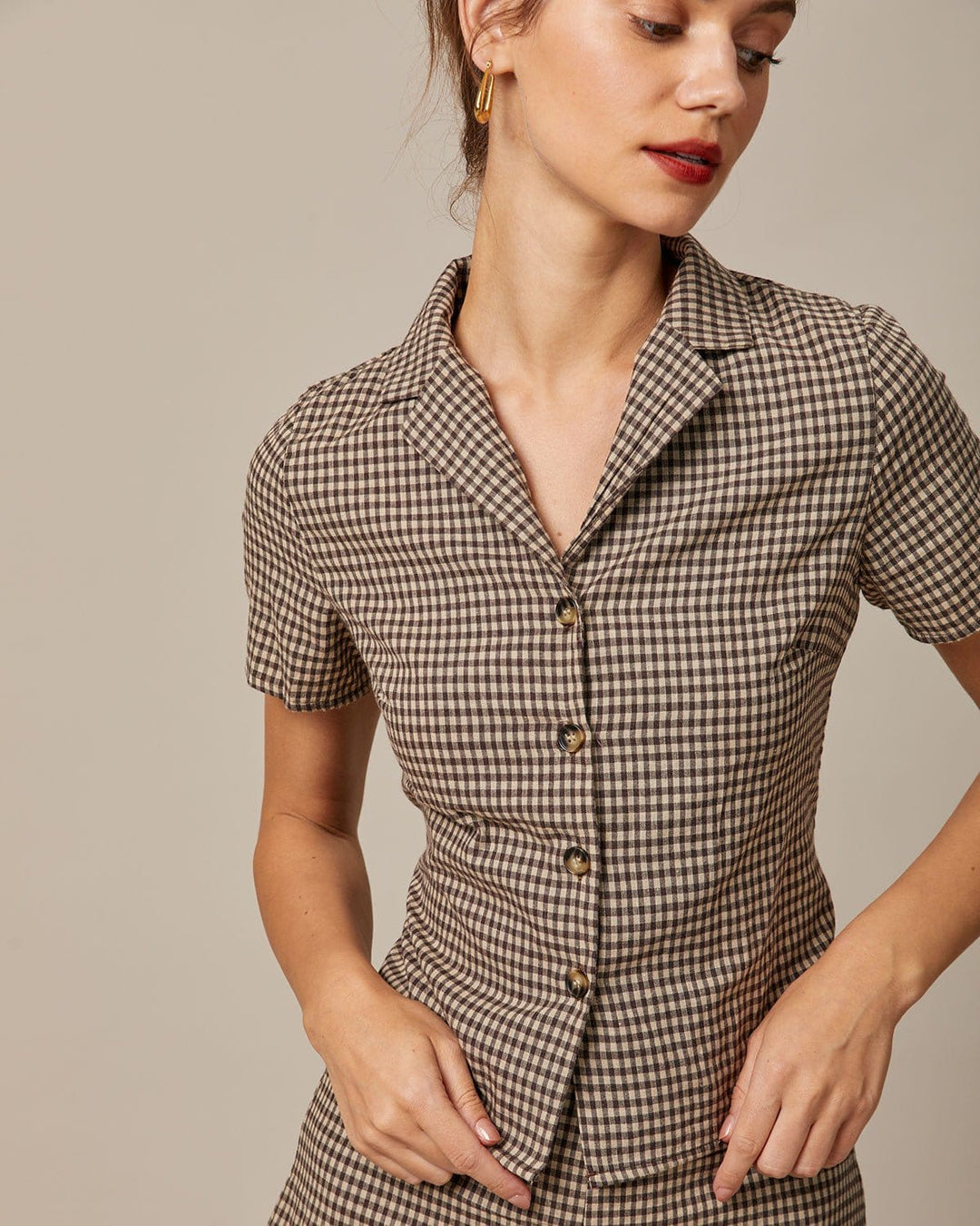 La Blusa de Cuello de Pata de Gallo Marrón de Manga Corta