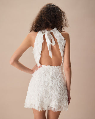 El Vestido Mini de Cuello Alto con Cinta Blanca