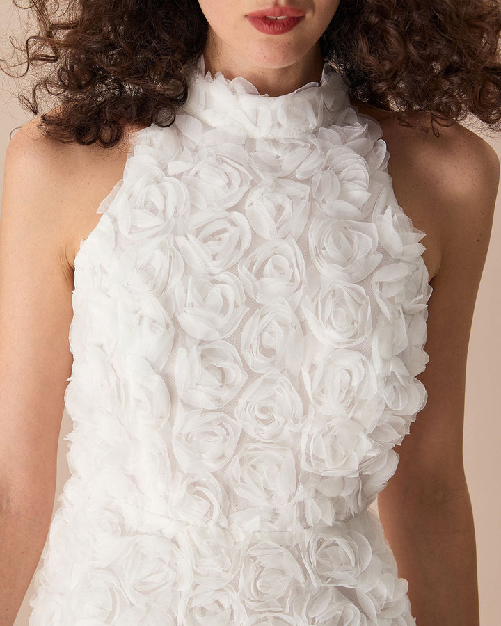 El Vestido Mini de Cuello Alto con Cinta Blanca