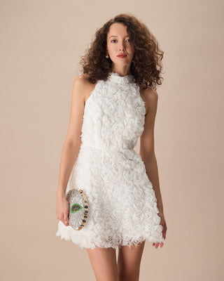 El Vestido Mini de Cuello Alto con Cinta Blanca