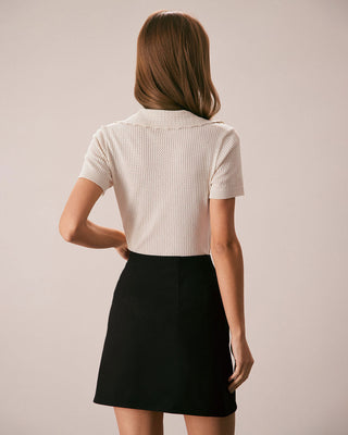 La camiseta de punto con cuello en V y botones en color nude