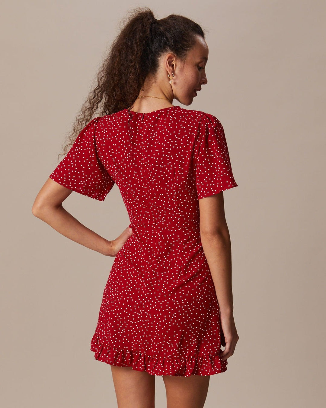 El Vestido Corto de Lunares con Escote en V Rojo