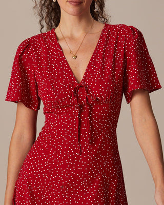 El Vestido Corto de Lunares con Escote en V Rojo