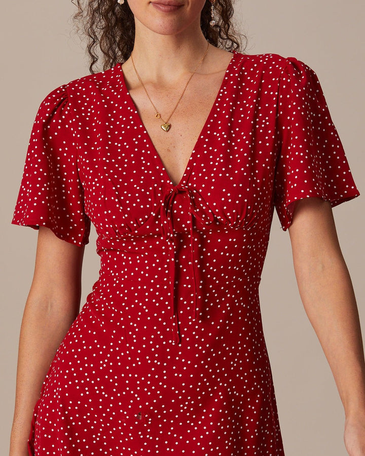 El Vestido Corto de Lunares con Escote en V Rojo