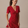 El Vestido Corto de Lunares con Escote en V Rojo