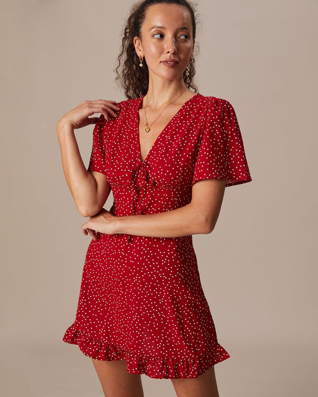 El Vestido Corto de Lunares con Escote en V Rojo