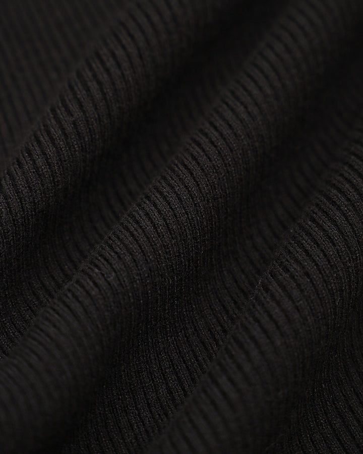 Vestido de Suéter Negro con Mangas de Campana en Contraste