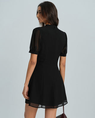 Vestido Mini Negro con Cuello Alto