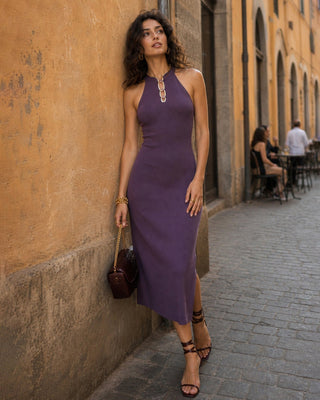 Vestido Midi Sirena con Cuello Mandarín y Abertura en Púrpura