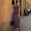 Vestido Midi Sirena con Cuello Mandarín y Abertura en Púrpura