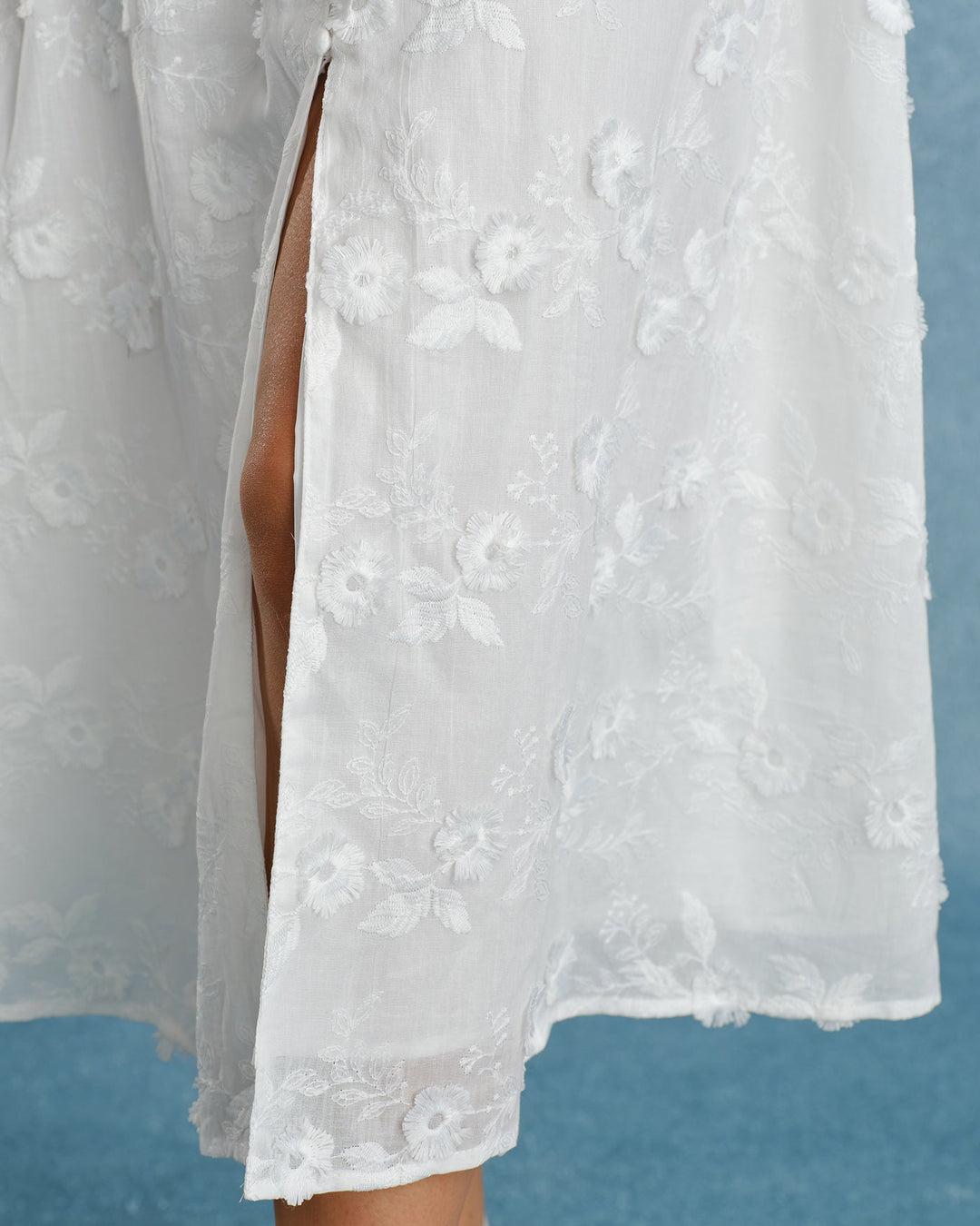 Vestido Midi de Bordado con Mangas Abullonadas Blancas