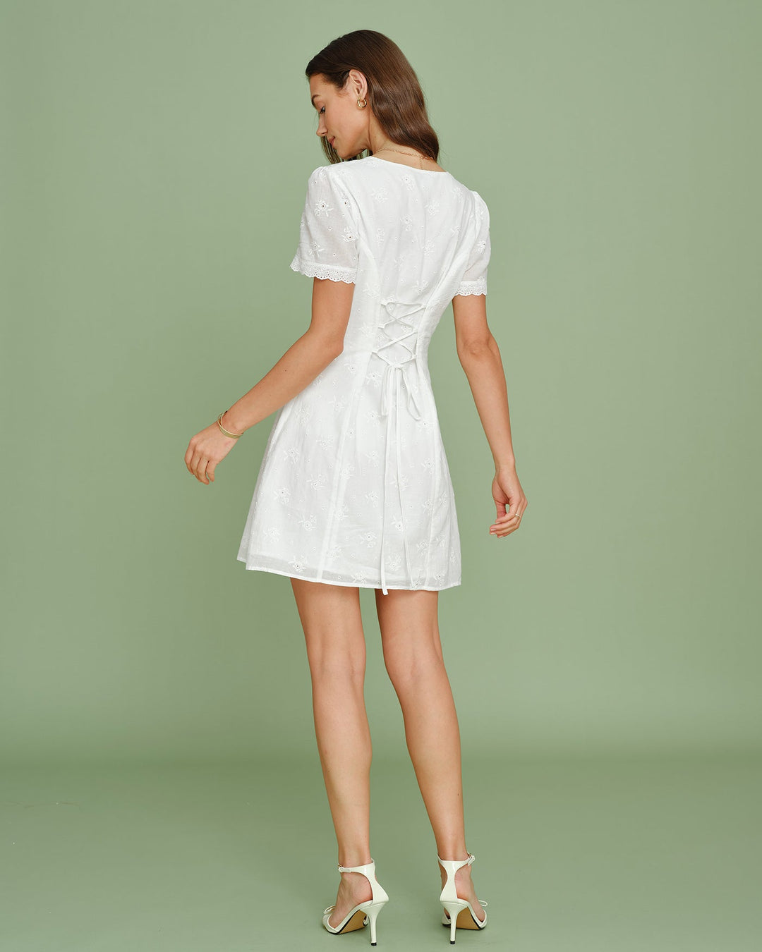 Vestido Mini de Encaje con Bordado y Cuello en V Blanco