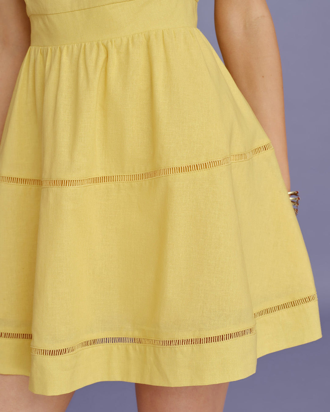 Vestido Mini con Cuello Cuadrado Amarillo