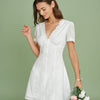 Vestido Mini de Encaje con Bordado y Cuello en V Blanco