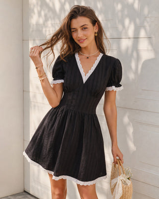 Vestido Mini de Encaje Negro con Cuello en V