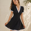 Vestido Mini de Encaje Negro con Cuello en V