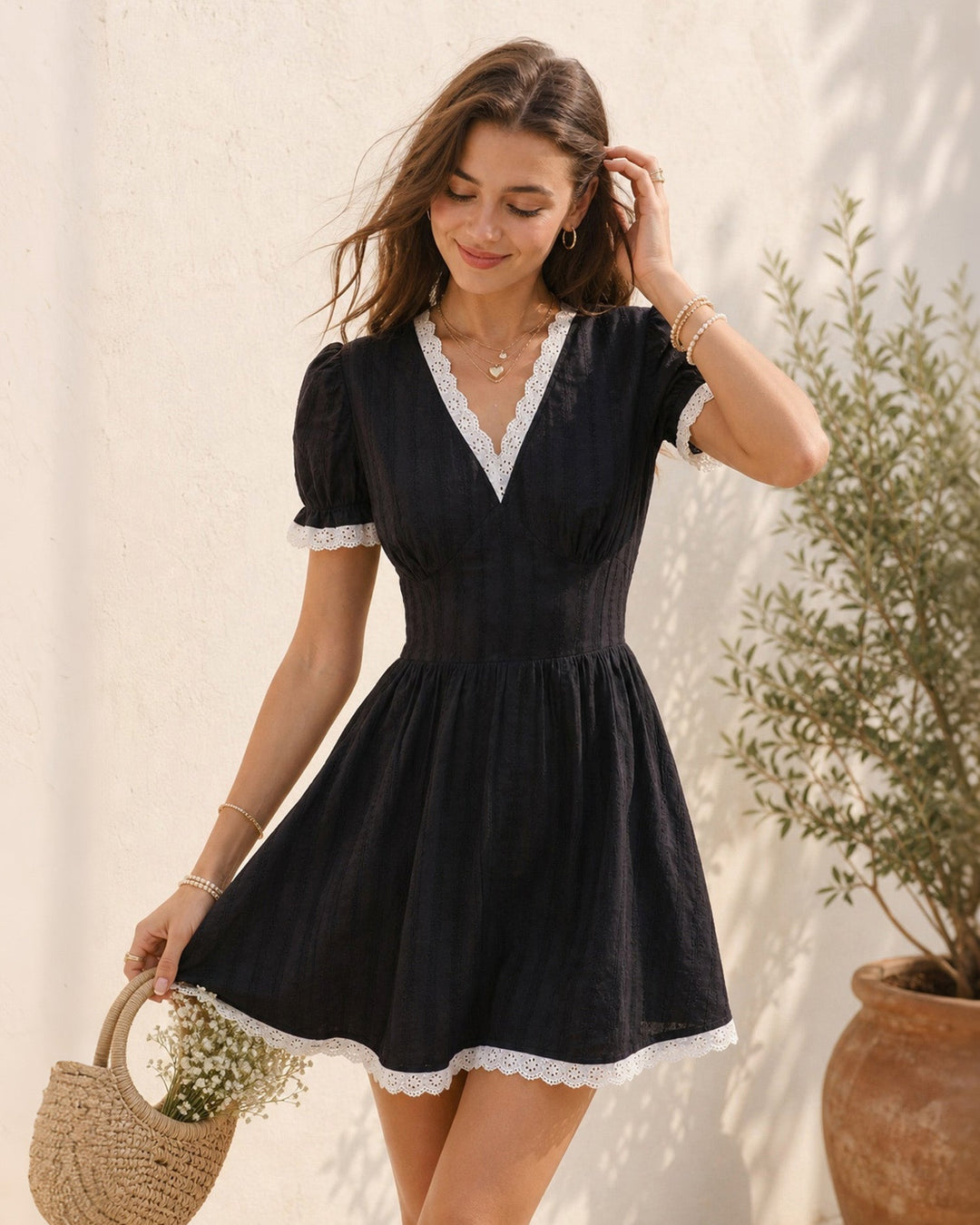 Vestido Mini de Encaje Negro con Cuello en V