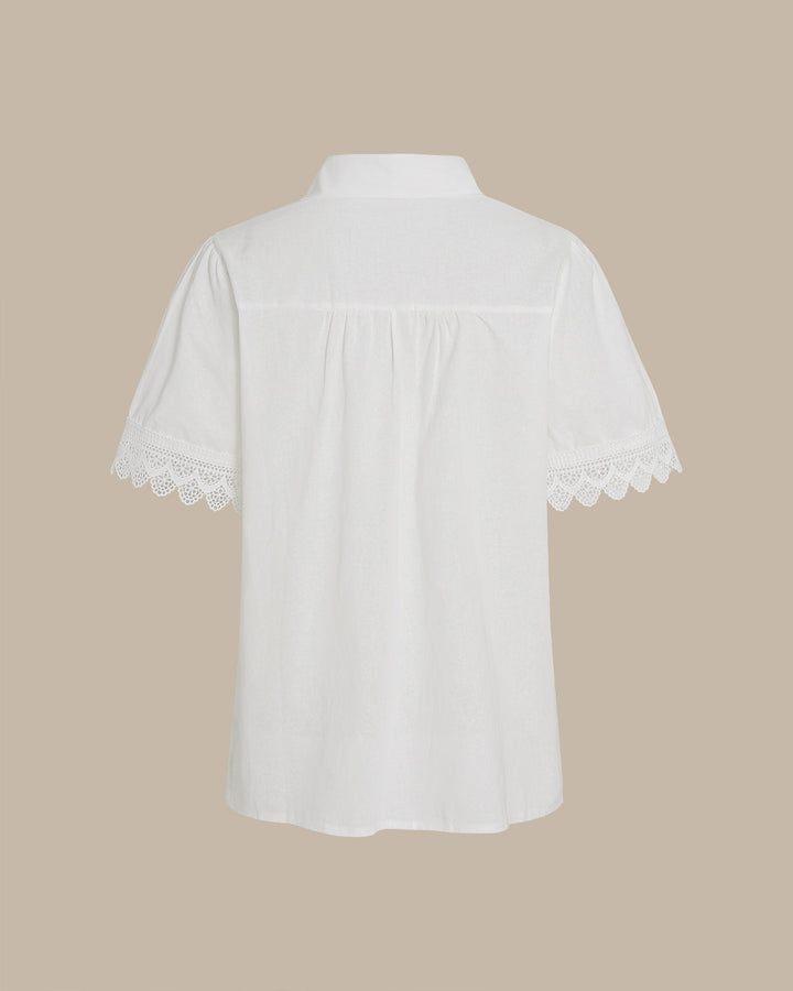 Camisa de Botón con Detalles en Blanco
