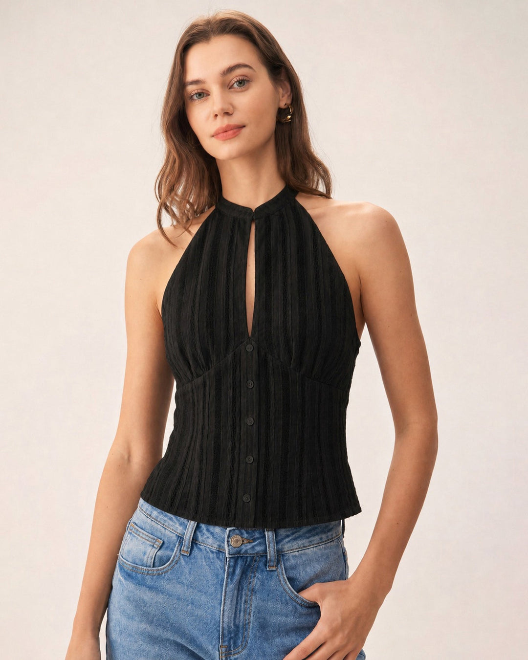 Top sin mangas negro con cuello mandarín y corte