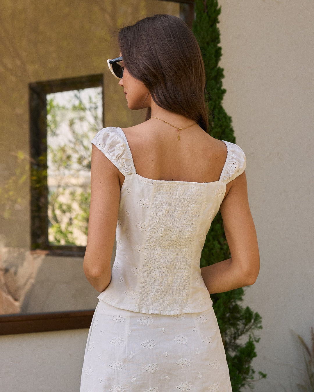 Top de tirantes con bordado y escote cuadrado blanco