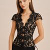 Blusa de Encaje con Botones y Cuello en V Negra