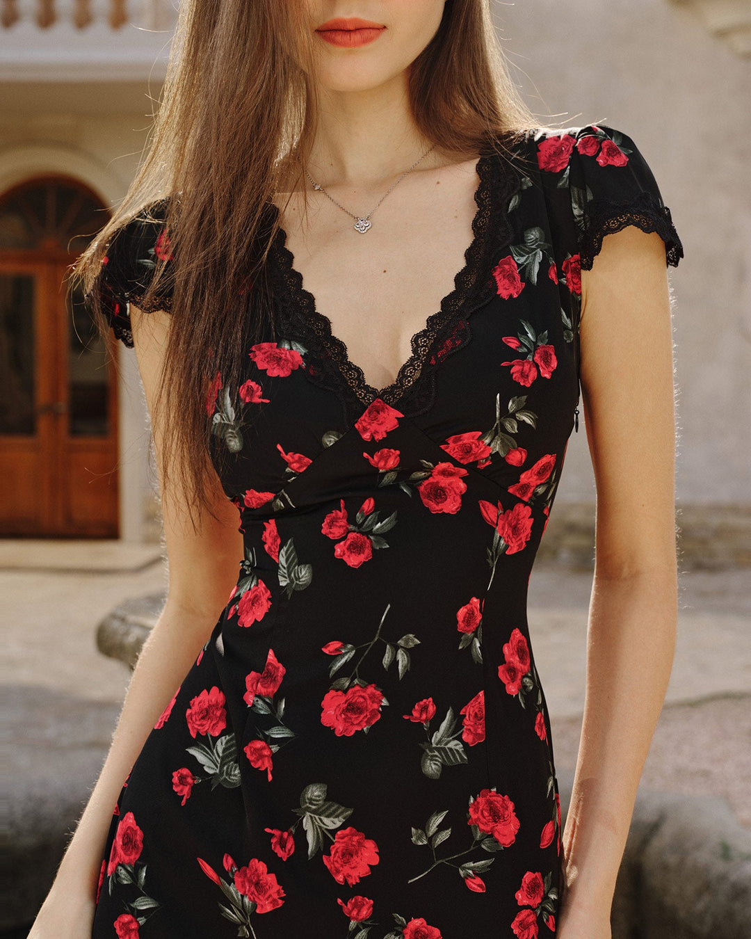Vestido Maxi Negro con Flores y Escote en V