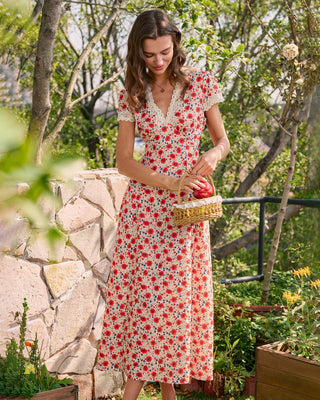 Vestido Maxi Floral de Encaje Rojo con Escote en V