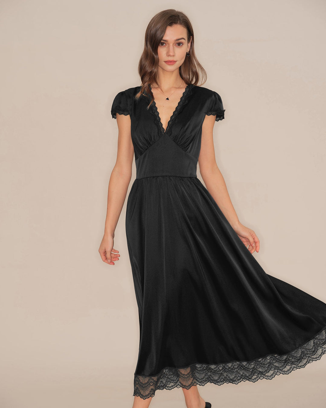 Vestido Maxi de Manga Abullonada con Encaje y Escote en V Negro