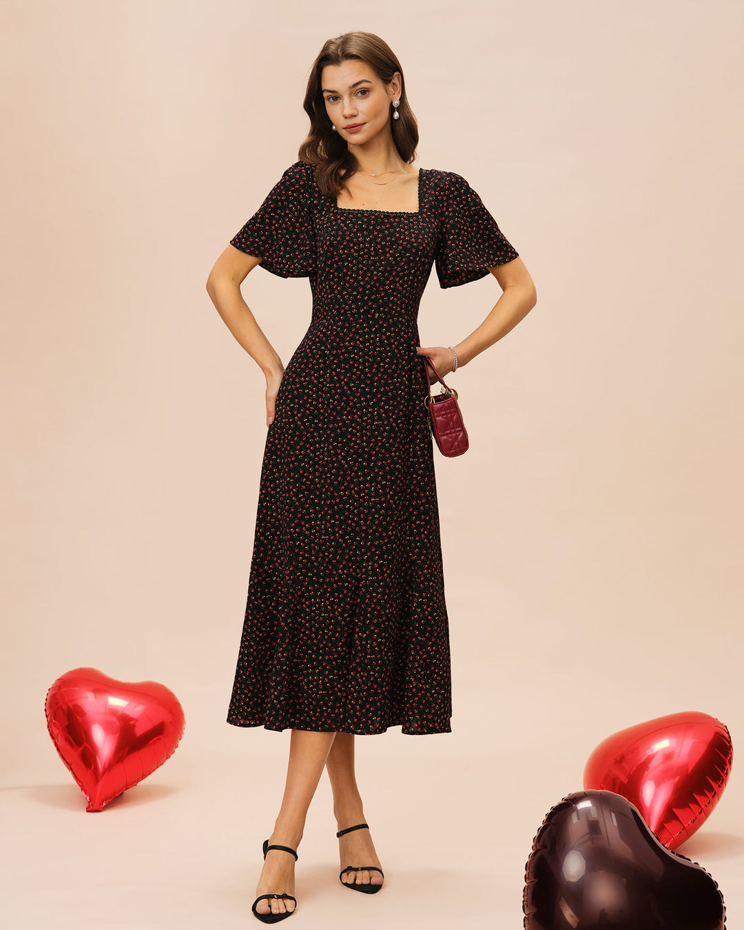 Vestido Midi Floral Negro con Cuello Cuadrado y Mangas de Mariposa