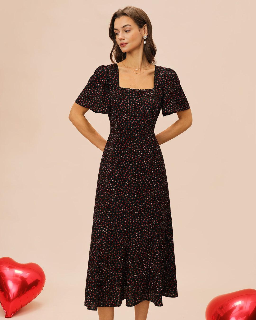Vestido Midi Floral Negro con Cuello Cuadrado y Mangas de Mariposa