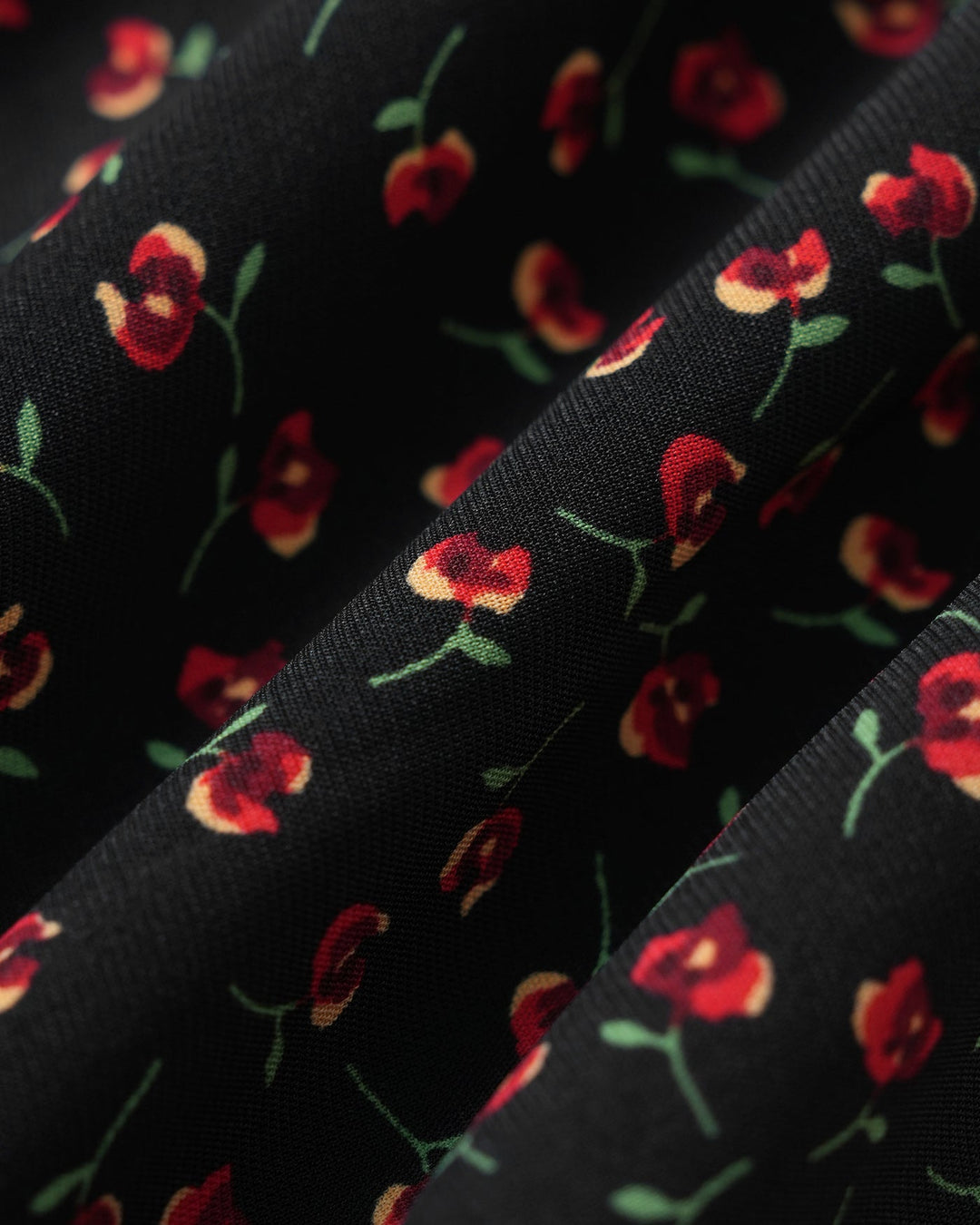 Vestido Midi Floral Negro con Cuello Cuadrado y Mangas de Mariposa