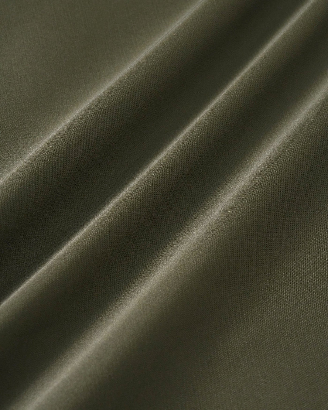 Vestido Midi de Satén Verde con Encaje