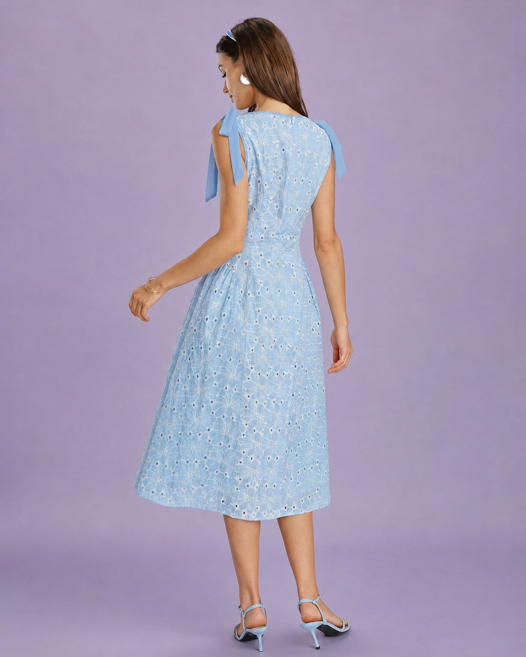 Vestido Midi de Bordado con Cuello Barco Azul
