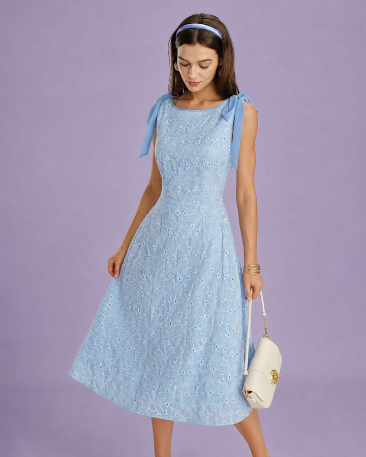 Vestido Midi de Bordado con Cuello Barco Azul