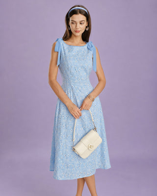 Vestido Midi de Bordado con Cuello Barco Azul