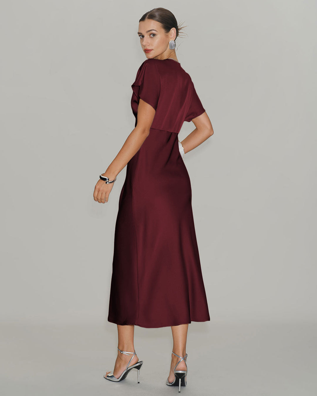 Vestido Midi de Satén Rojo Vino con Mangas de Capucha