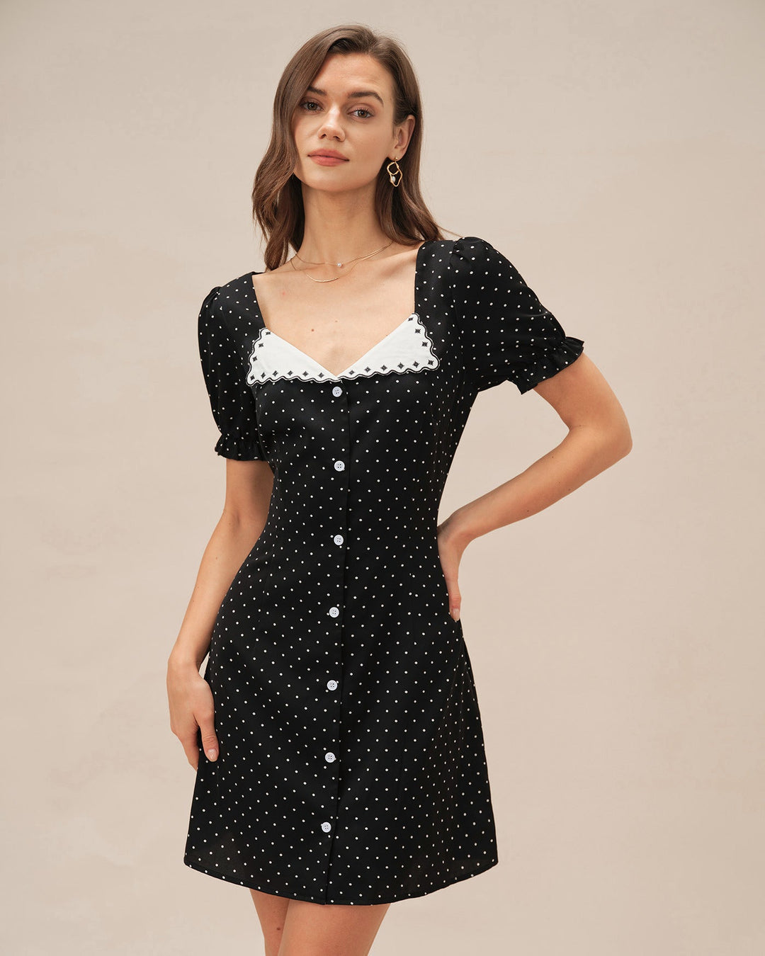 Vestido Mini Negro con Cuello en V y Lunares
