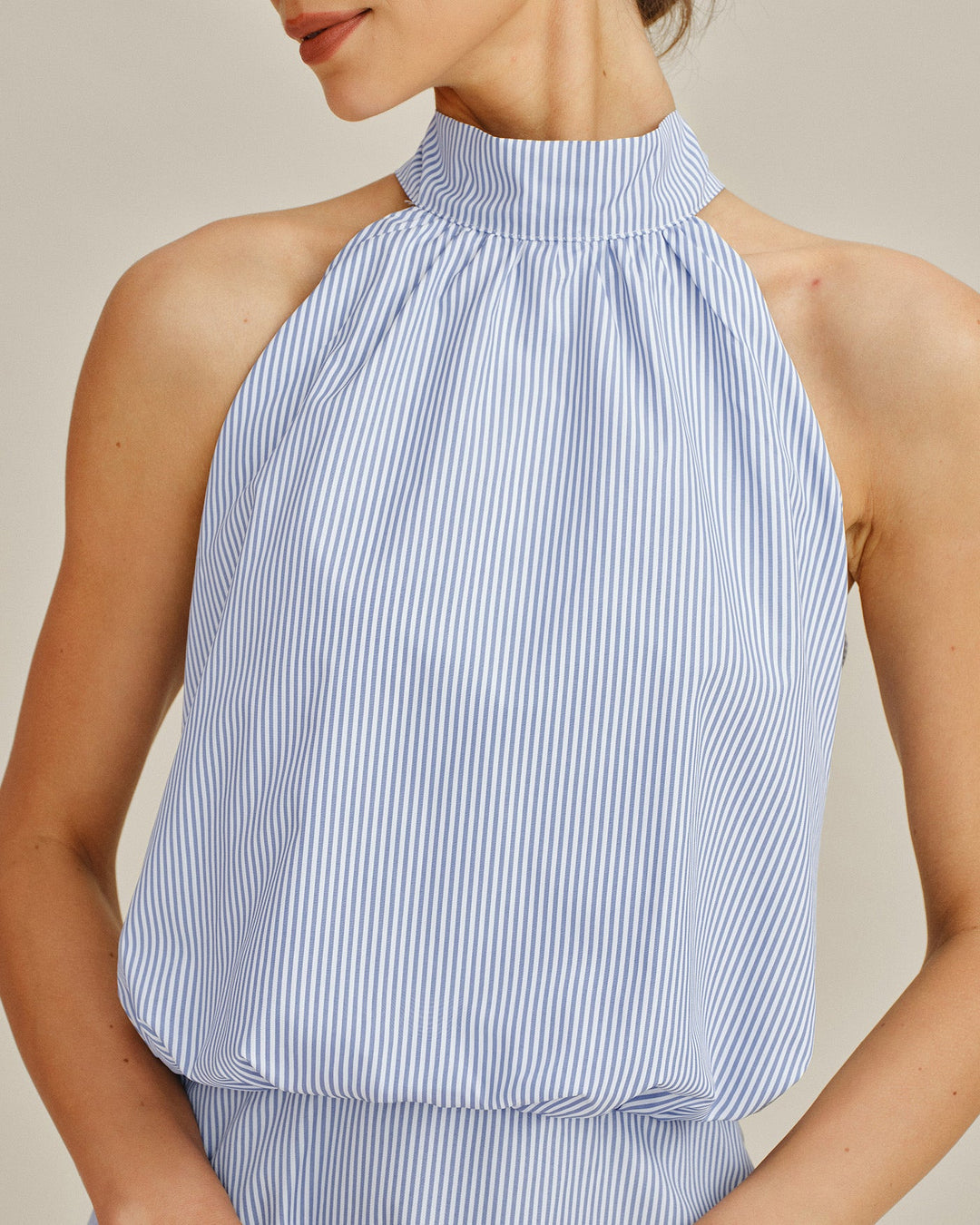 Vestido Mini de Cuello Alto con Rayas en Azul