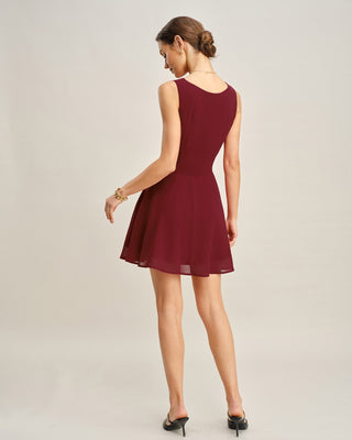 Vestido Mini Plisado de Cuello Barco Color Rojo Vino