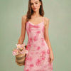Vestido Mini Deslizante Floral con Cuello de Cowl Rosa