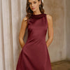 Vestido Mini Sin Espalda de Satén Rojo Vino con Cuello Halter