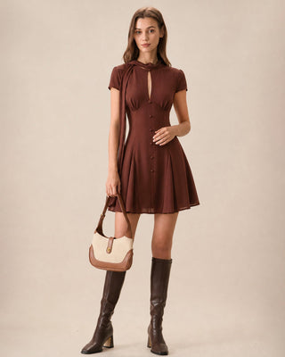 Vestido Mini de Chifón con Cuello Alto y Corte en Color Marrón