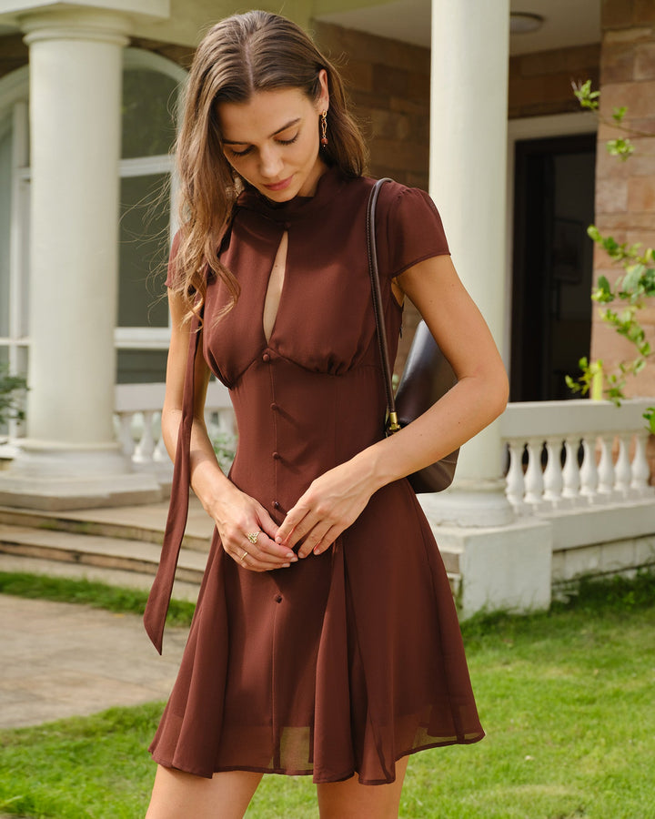 Vestido Mini de Chifón con Cuello Alto y Corte en Color Marrón