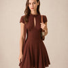 Vestido Mini de Chifón con Cuello Alto y Corte en Color Marrón